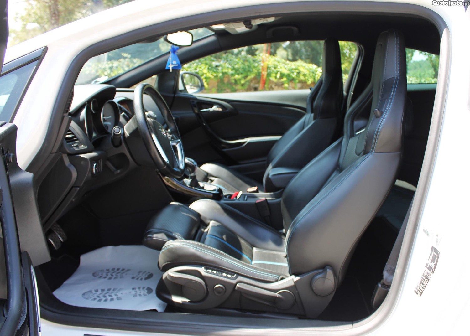 Opel Astra OPC 2.0T — fotografia 11