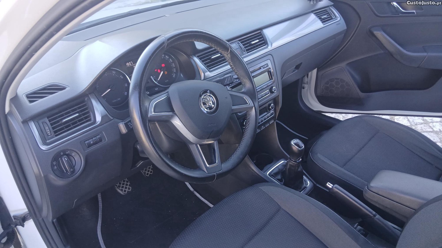 Skoda Rapid ELEGANCE 1.2 SPACEBACK TSI IMPECÁVEL — fotografia 5
