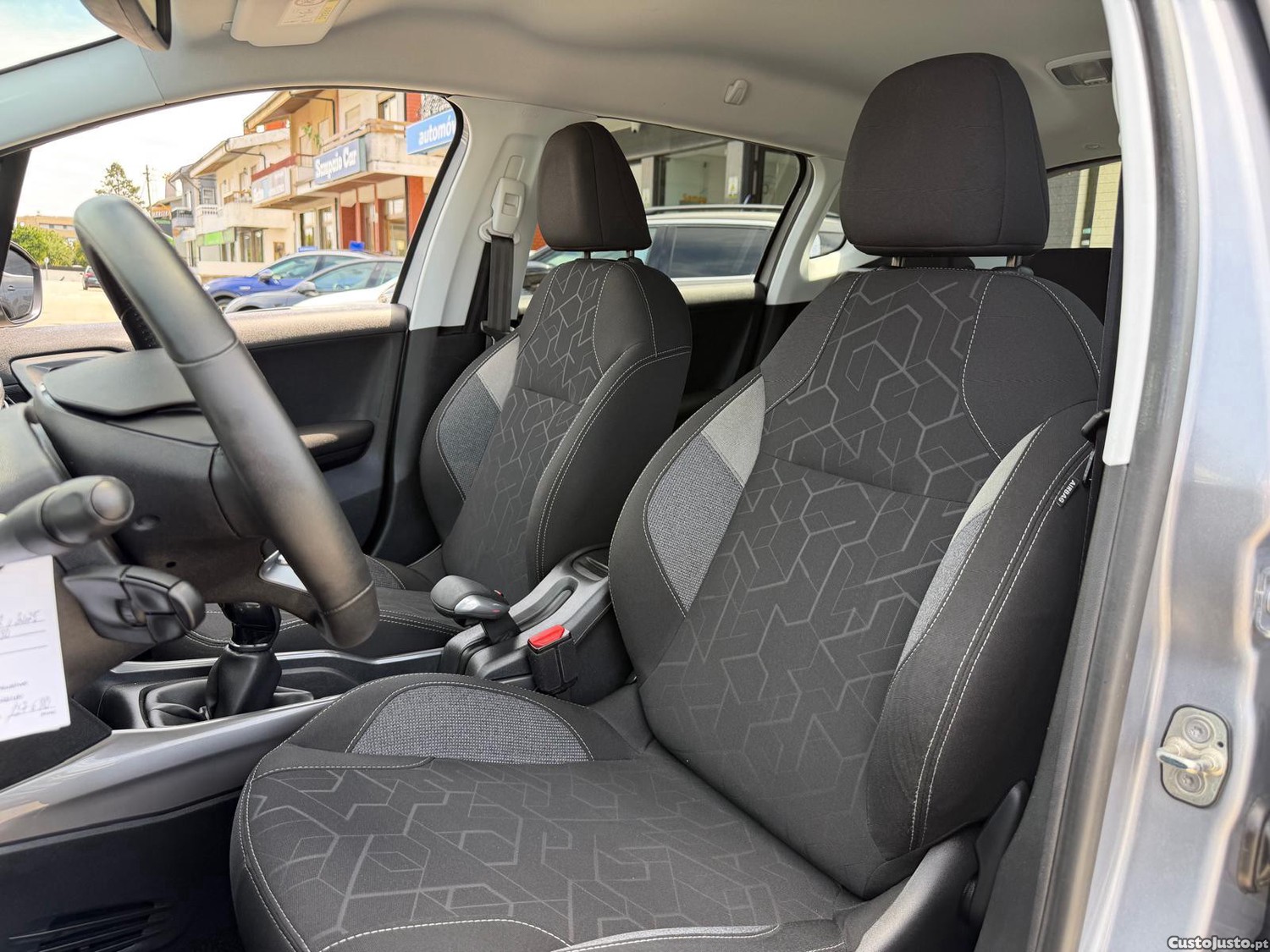 Peugeot 2008 1.6 BlueHDi Allure — fotografia 17