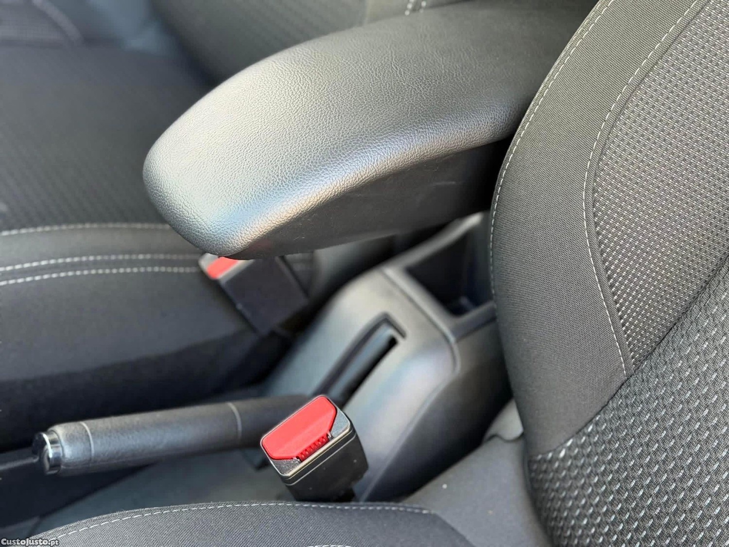 Peugeot 208 1.5 BlueHDi Allure — fotografia 11