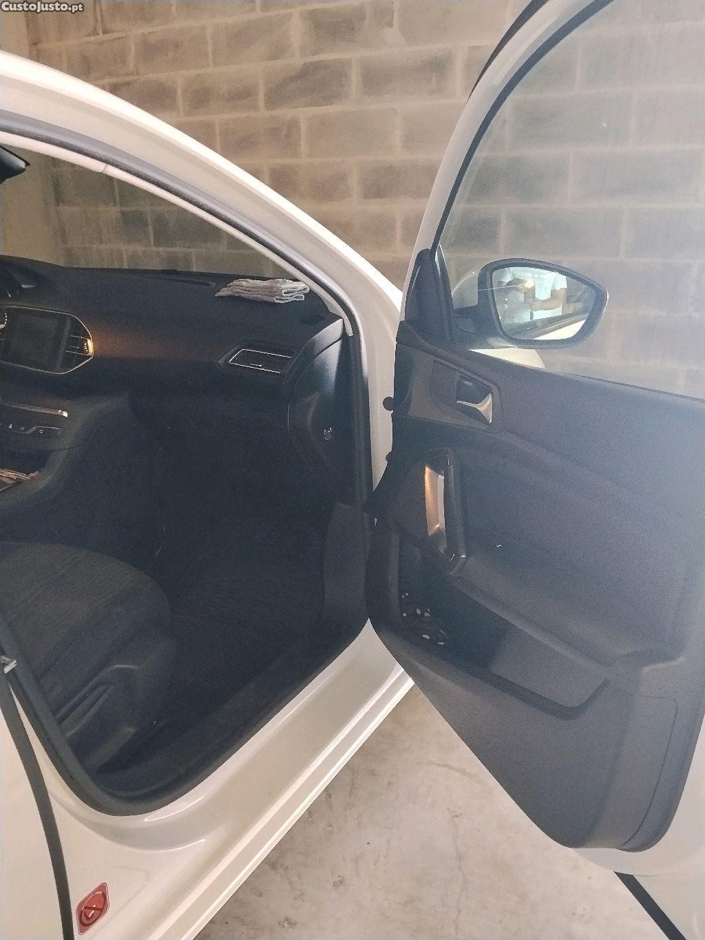 Peugeot 308 1.6 Blue HDI Active — fotografia 7