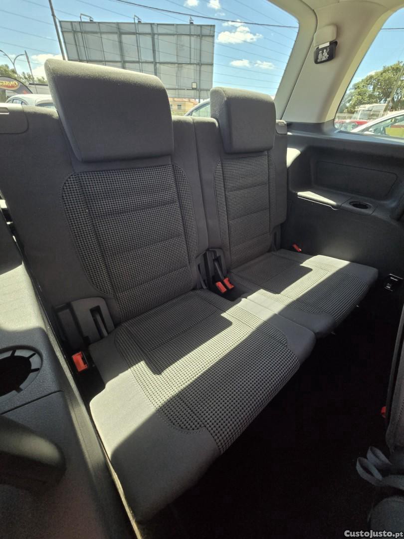 Volkswagen Touran 2.0 TDI Blue.Highline 7L — fotografia 6