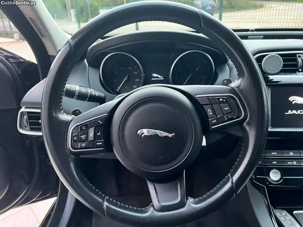 Jaguar XE 2.0 D Prestige — fotografia 17