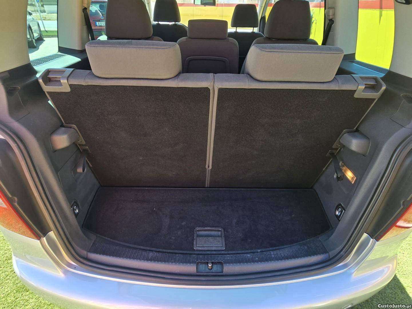 Volkswagen Touran 2.0 TDI Blue.Highline 7L — fotografia 13