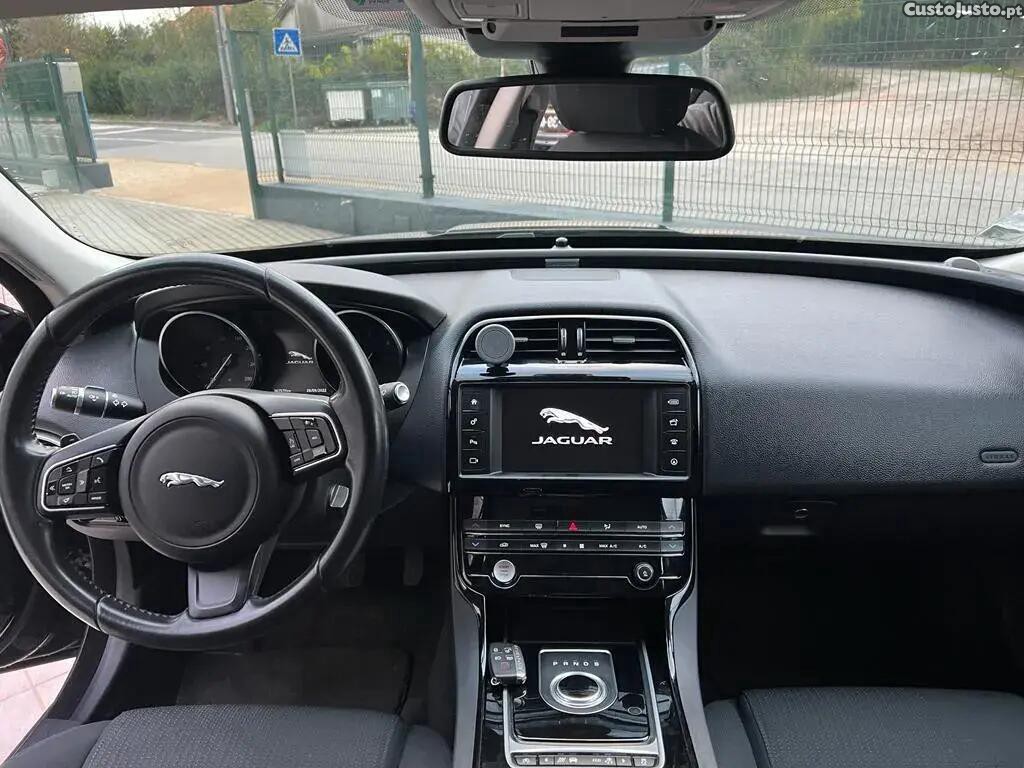 Jaguar XE 2.0 D Prestige — fotografia 18