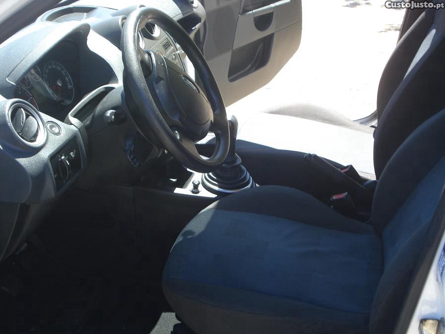 Ford Fiesta 1.4 TDCi — fotografia 7