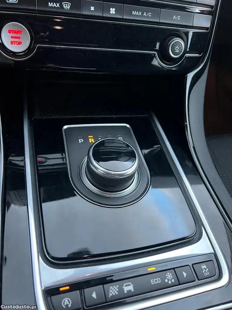 Jaguar XE 2.0 D Prestige — fotografia 13