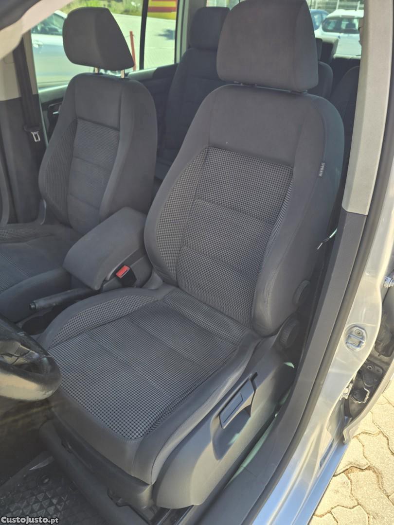 Volkswagen Touran 2.0 TDI Blue.Highline 7L — fotografia 9