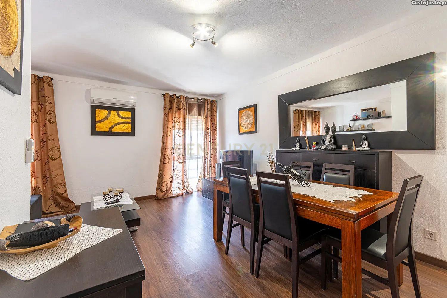 Duplex T4 em Odivelas com Excelente Localização e Luz Natural