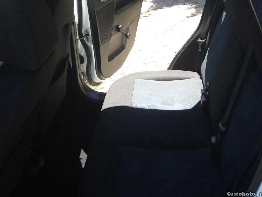 Ford Fiesta 1.4 TDCi — fotografia 5