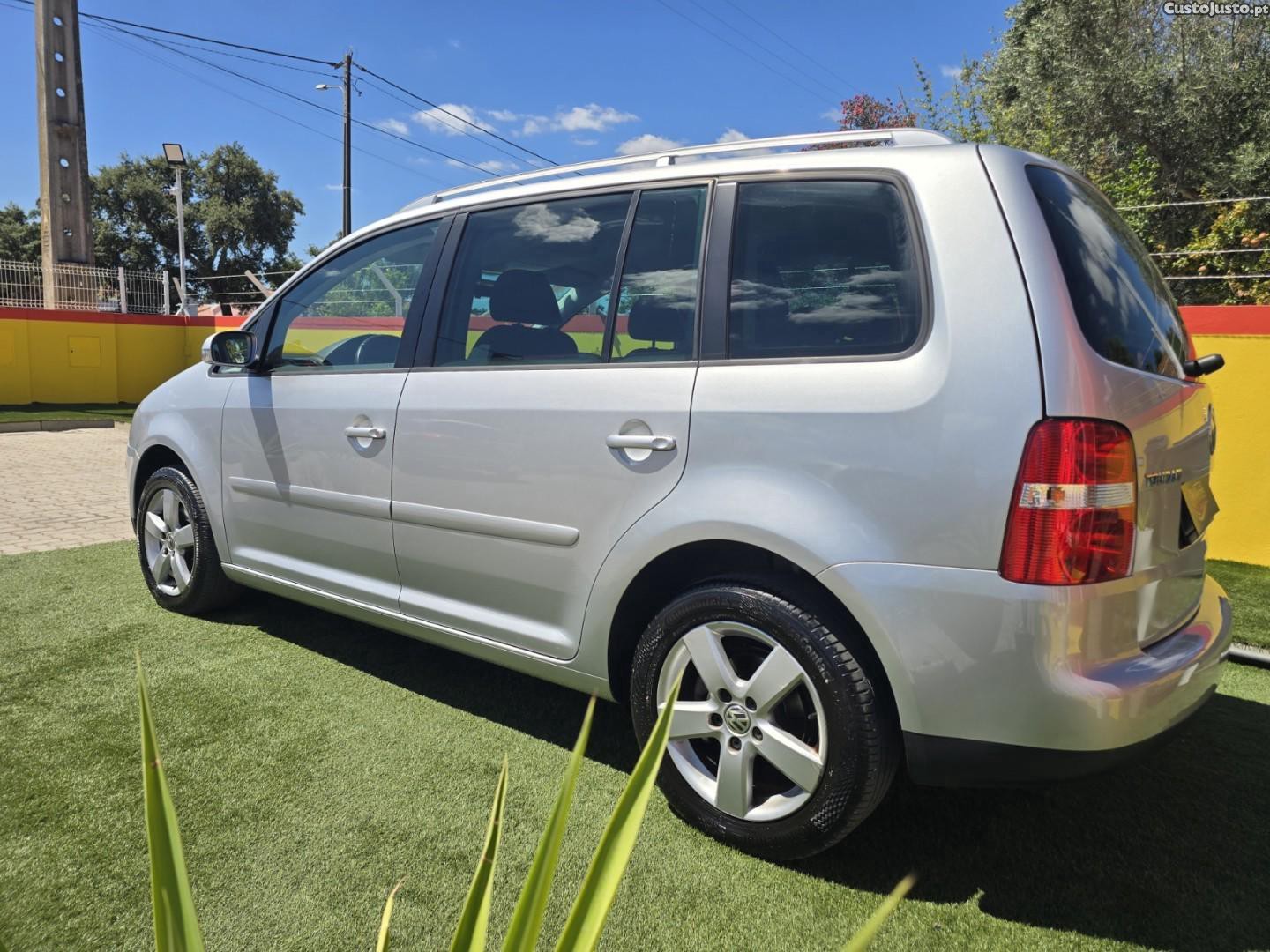 Volkswagen Touran 2.0 TDI Blue.Highline 7L — fotografia 16