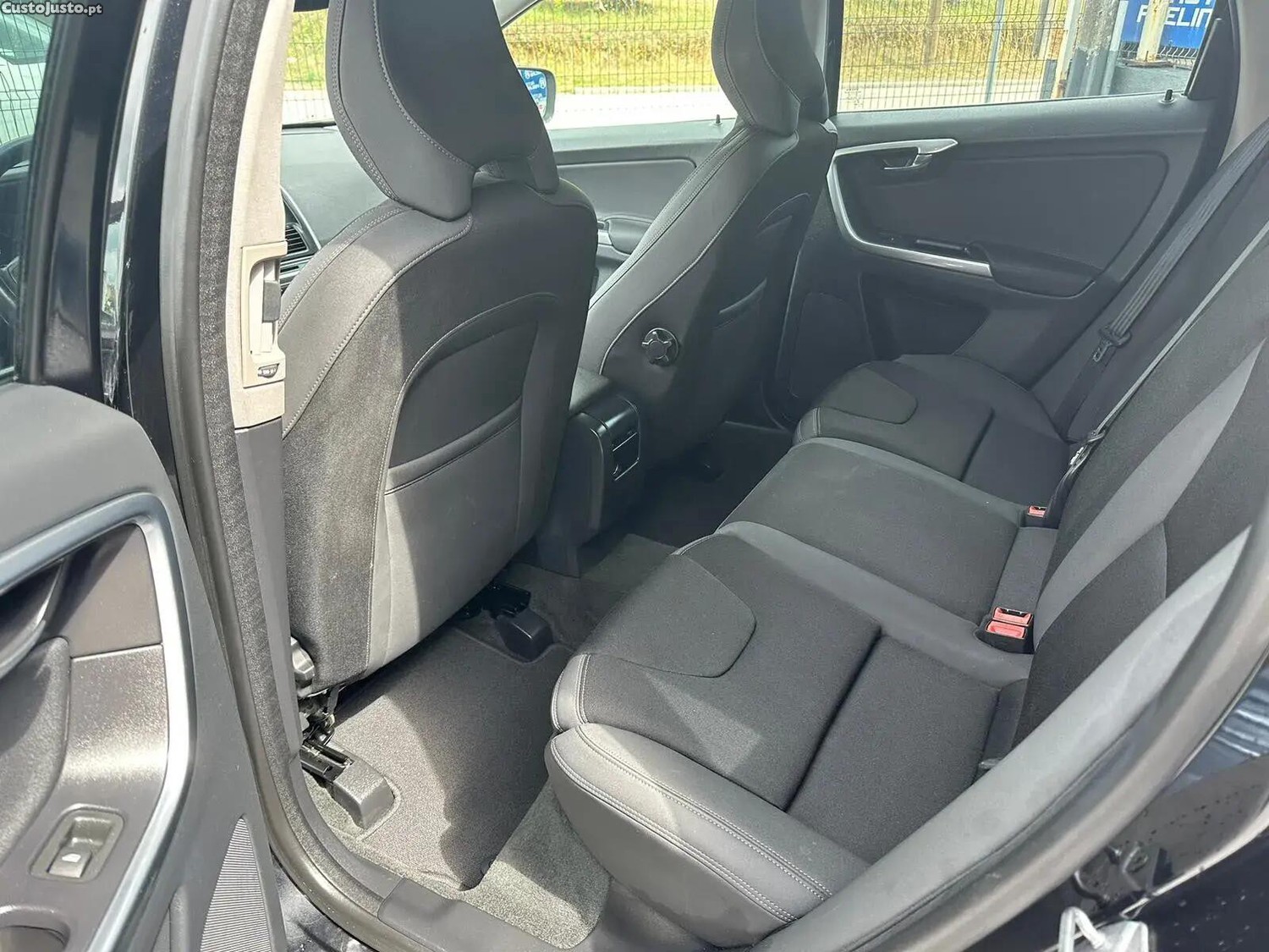 Volvo XC 60 2.0 D4 Momentum — fotografia 12