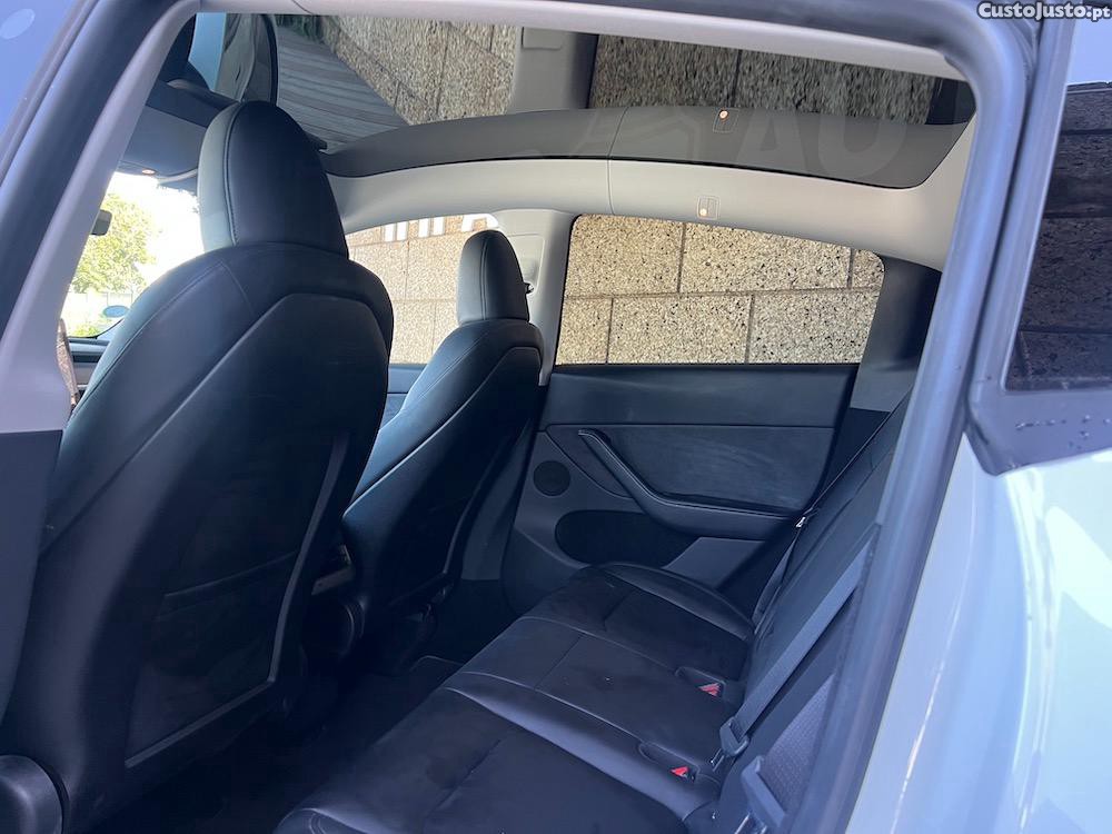 Tesla Model Y RWD 2023 — fotografia 2