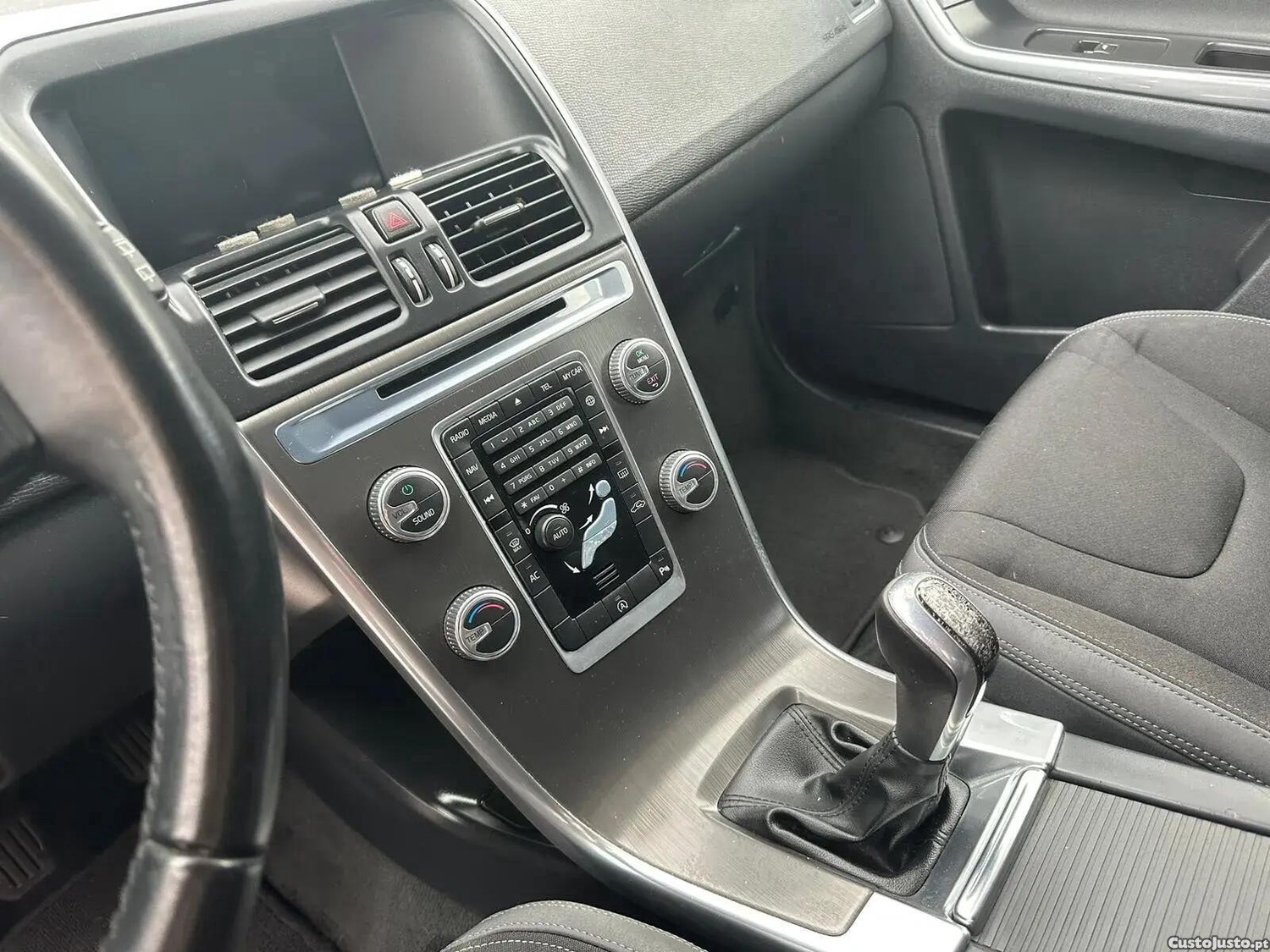 Volvo XC 60 2.0 D4 Momentum — fotografia 14