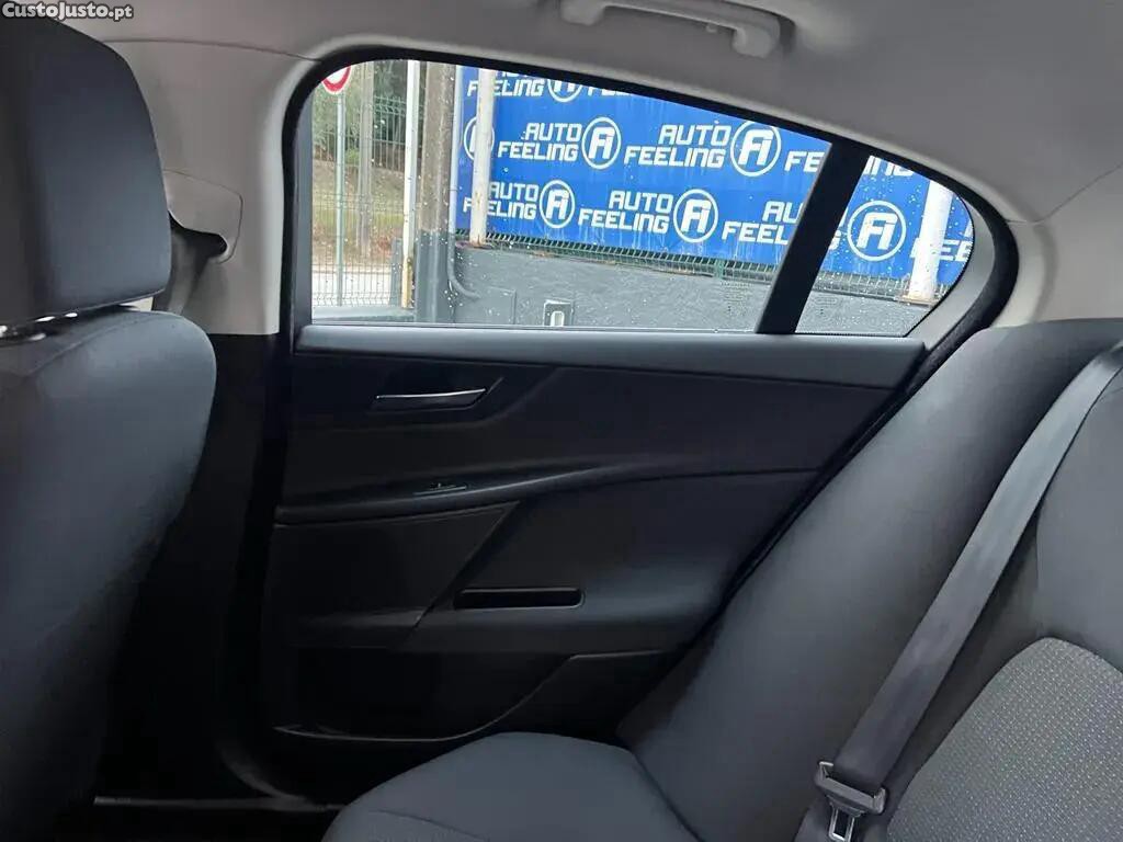 Jaguar XE 2.0 D Prestige — fotografia 9