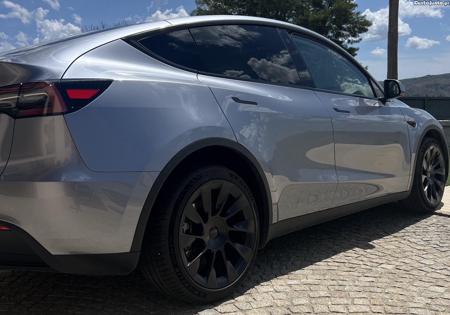 Tesla Model Y Long Range 2024 — fotografia 10