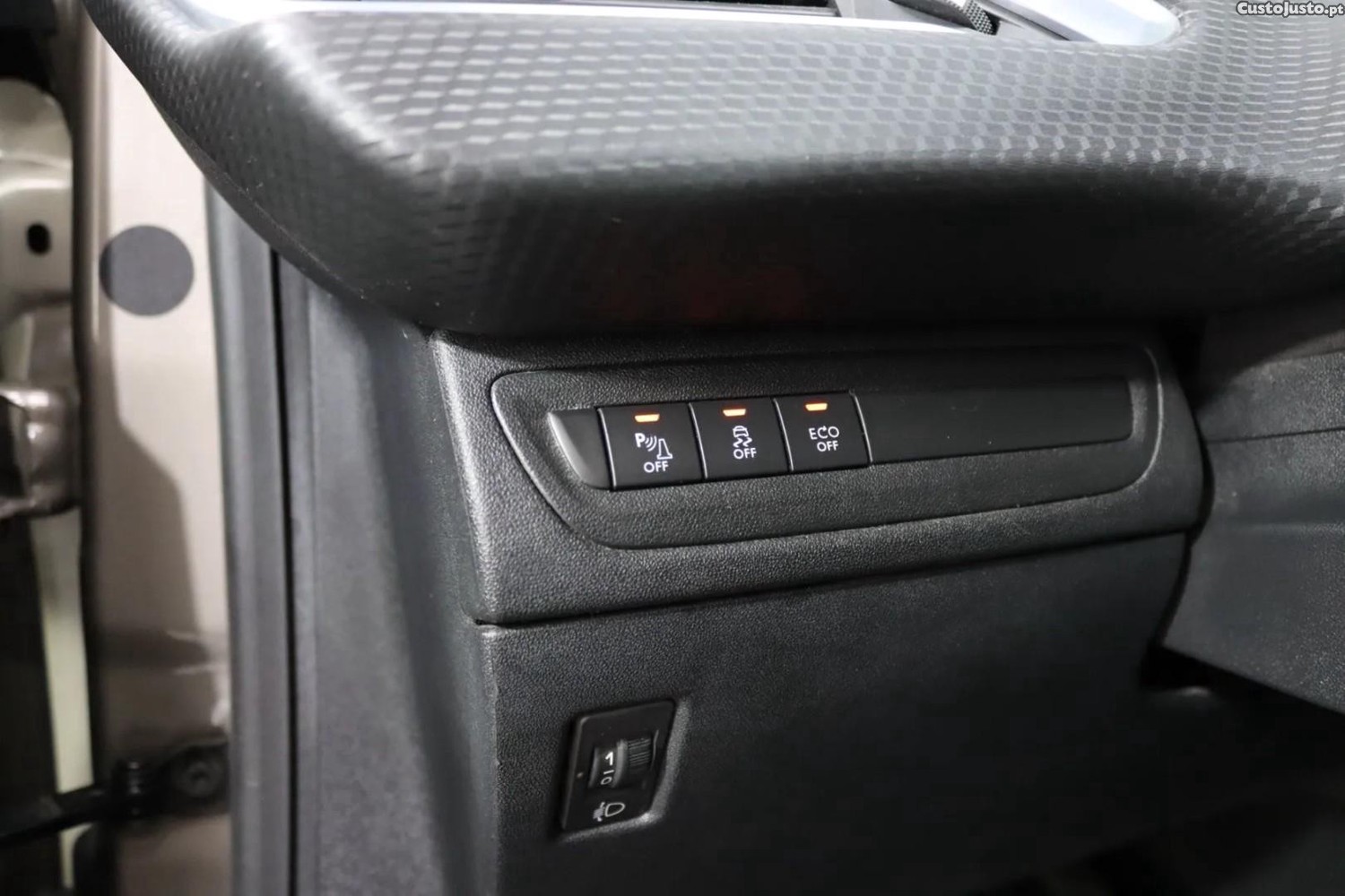 Peugeot 2008 PureTech 110 GPF Stop&Start EAT6 Allure — fotografia 6
