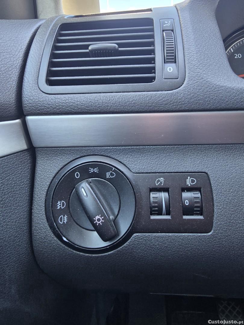 Volkswagen Touran 2.0 TDI Blue.Highline 7L — fotografia 2