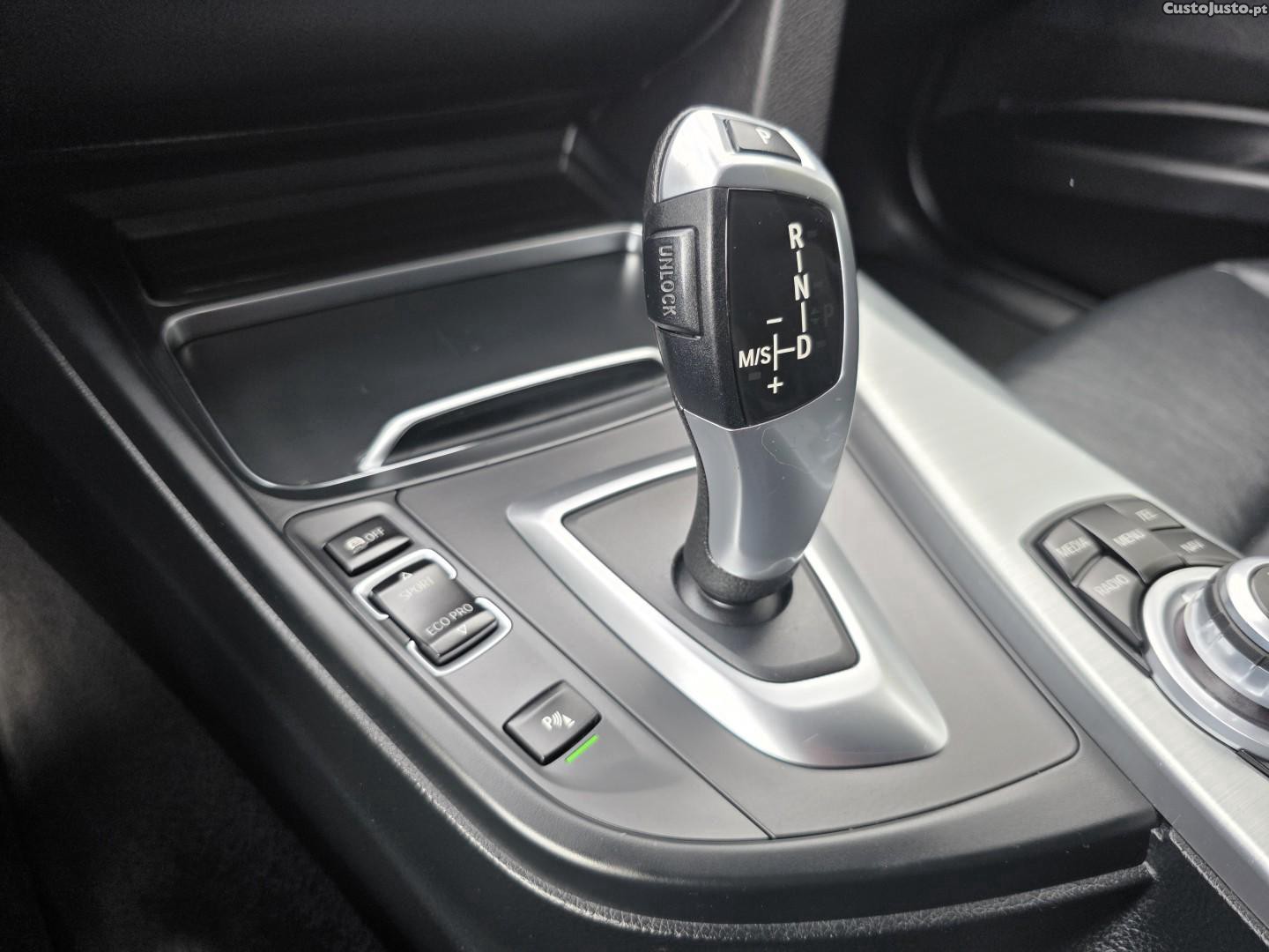 BMW 318 d Line Luxury Auto — fotografia 19