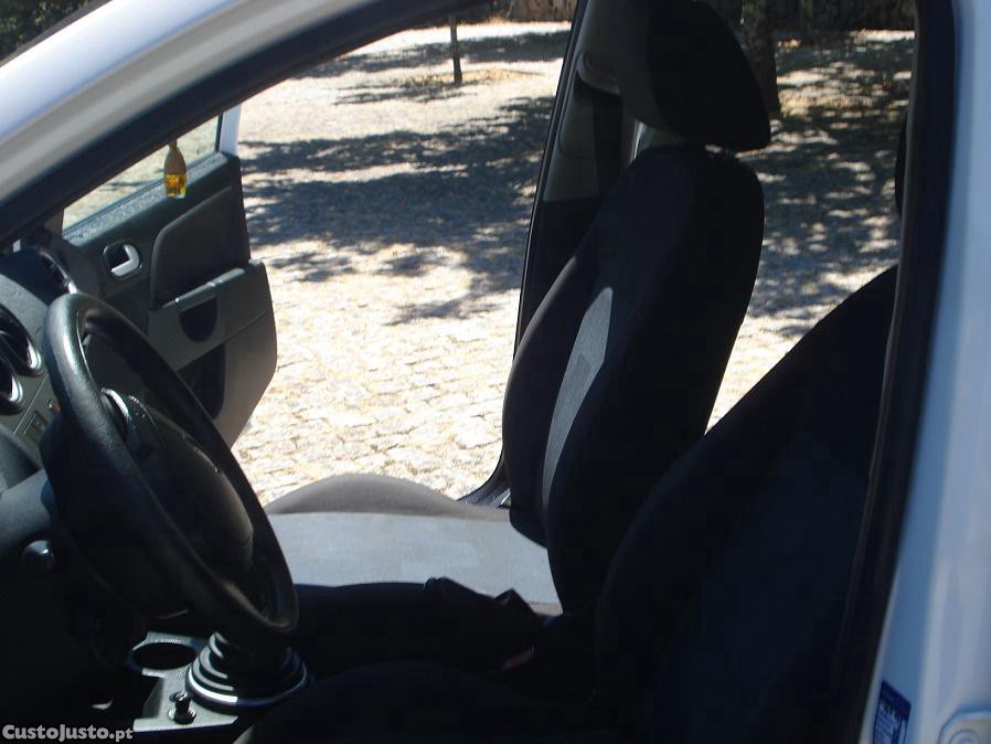 Ford Fiesta 1.4 TDCi — fotografia 6