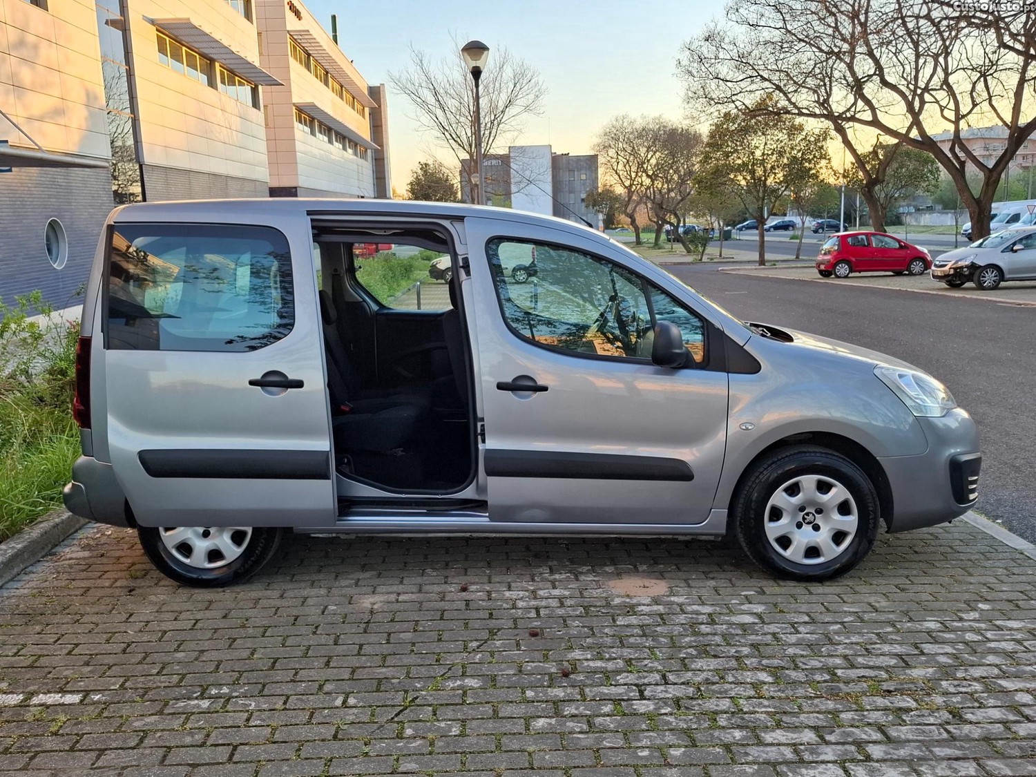 Peugeot Partner 1.6 HDi Tepee 5 Lugares (Aceito Retoma) — fotografia 6