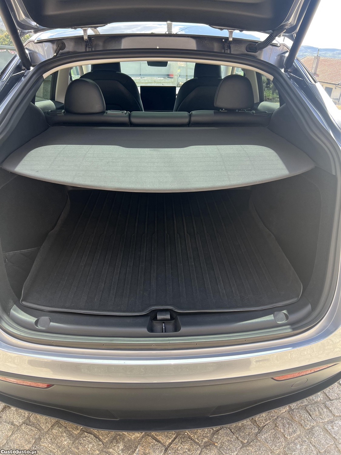 Tesla Model Y Long Range 2024 — fotografia 5