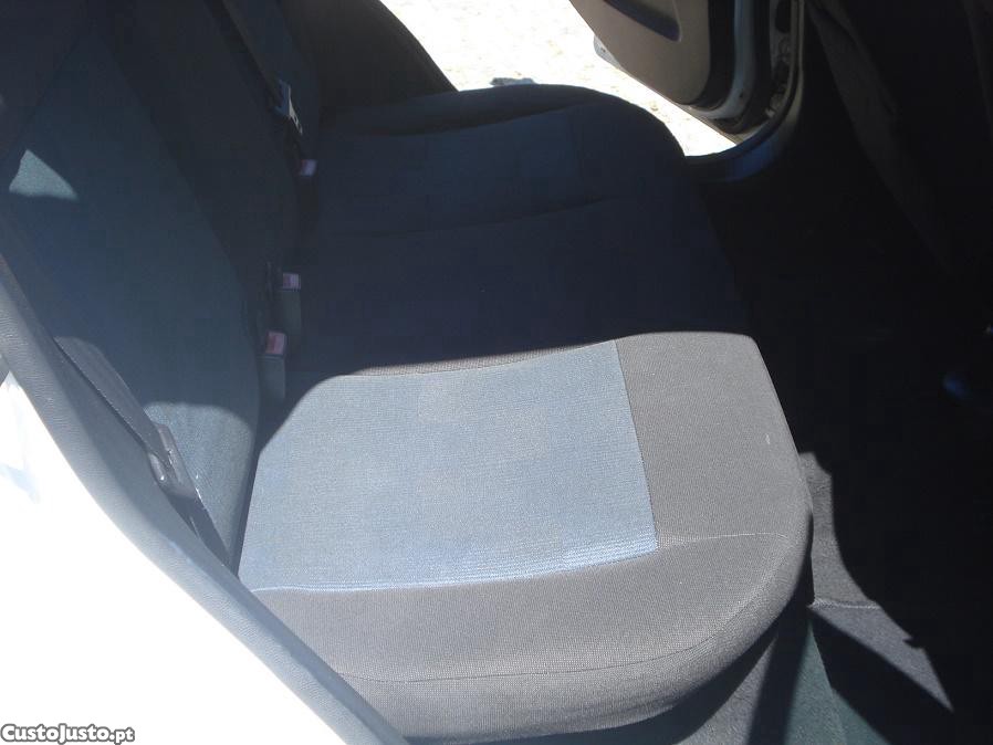 Ford Fiesta 1.4 TDCi — fotografia 3