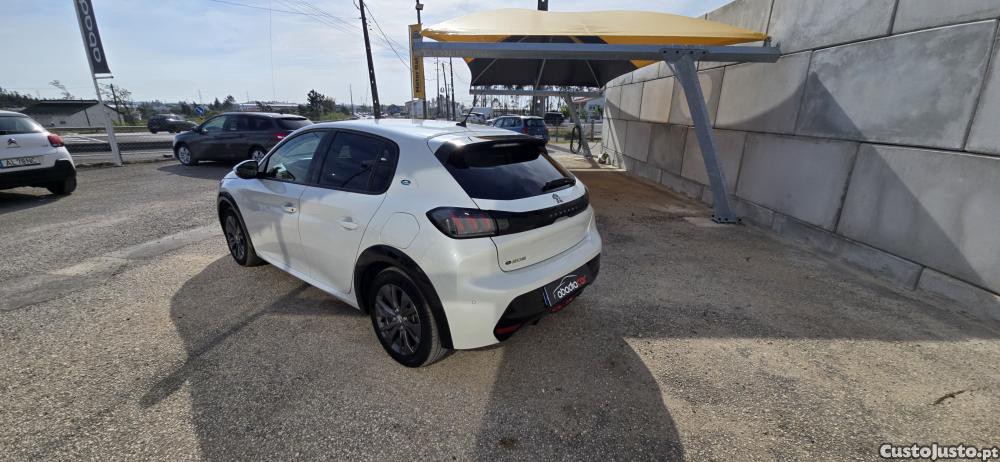 Peugeot e-208 50 kWh Allure Pack N — fotografia 3