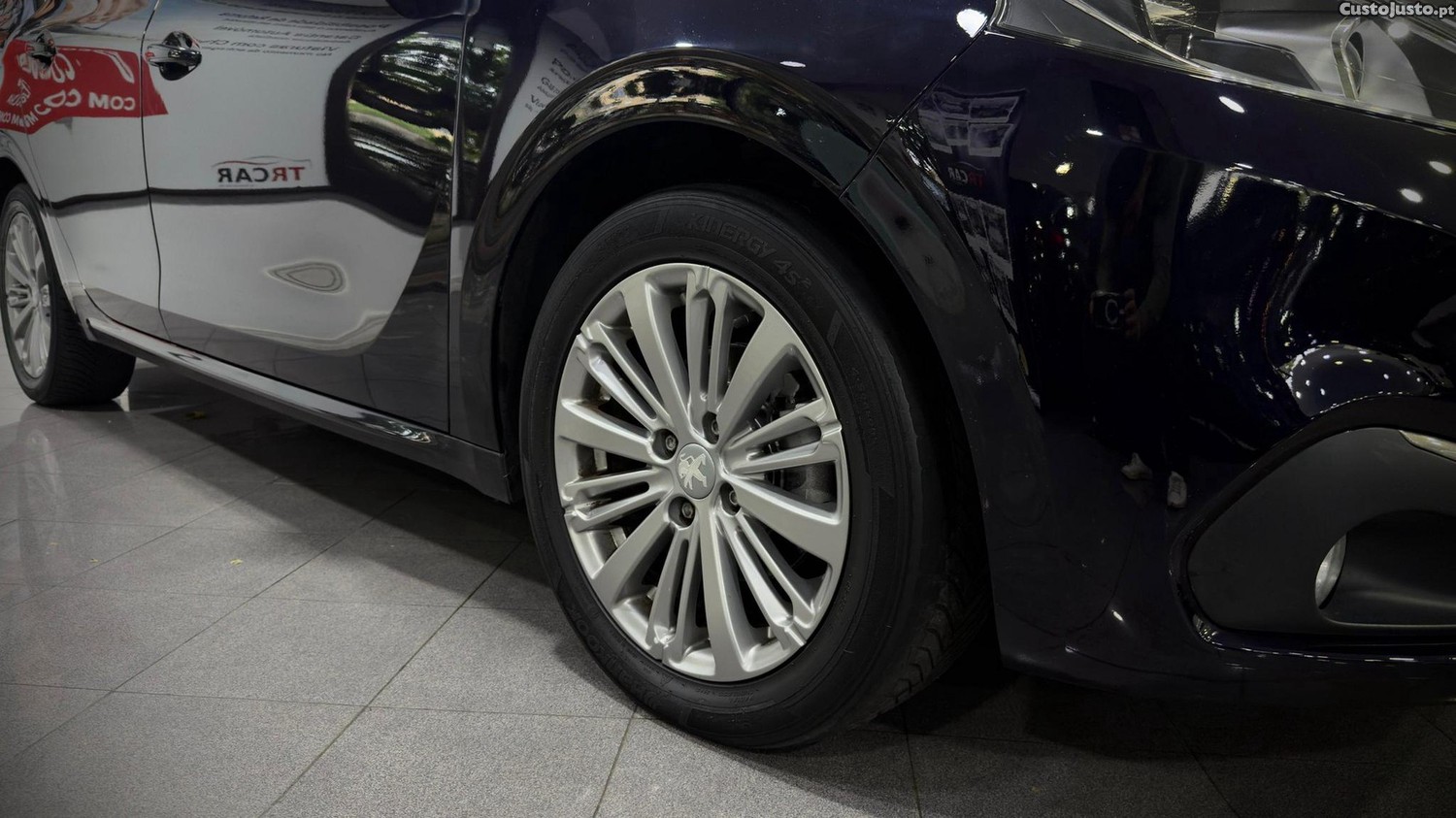 Peugeot 208 1.5 BlueHDi Allure — fotografia 15
