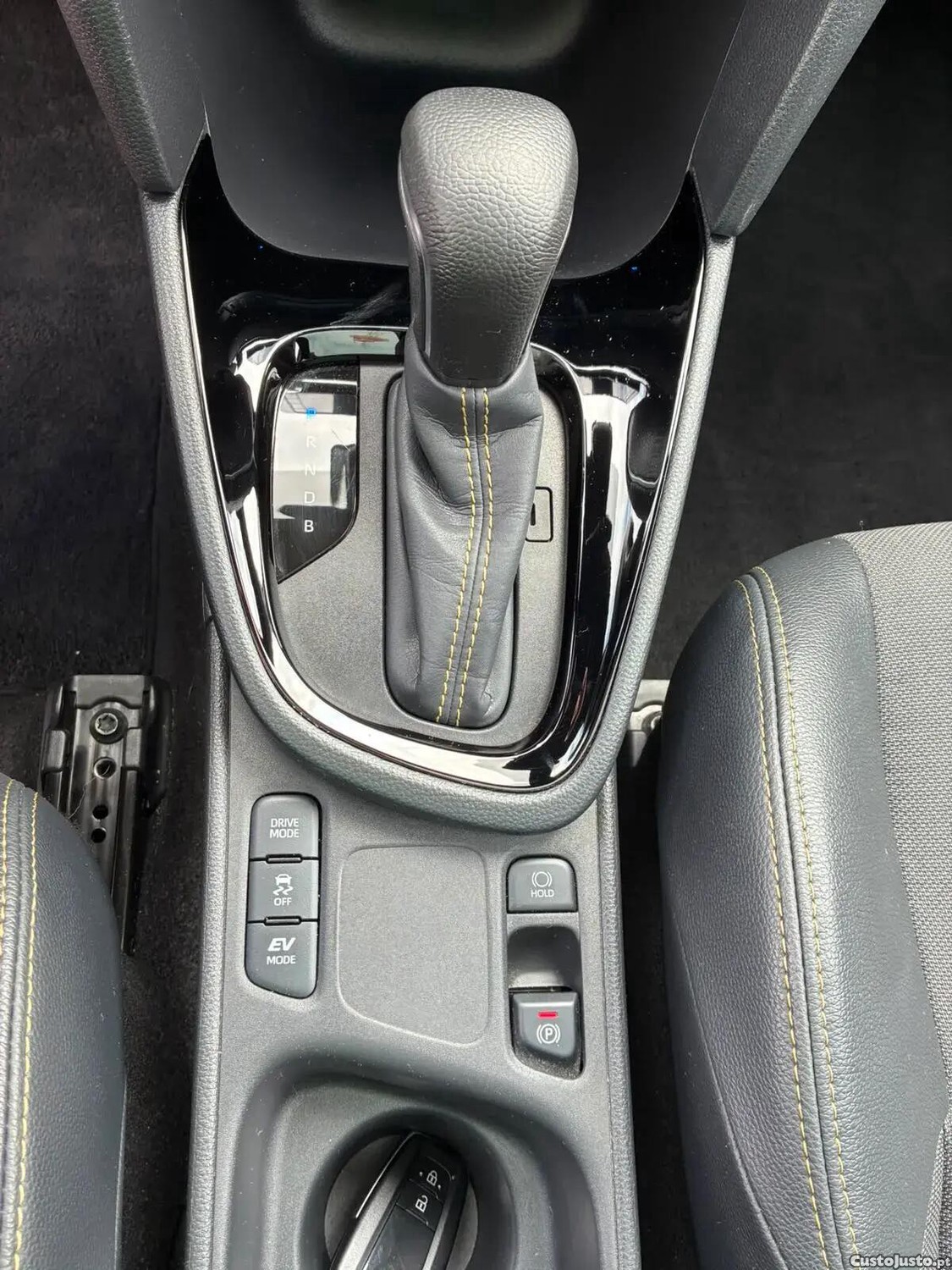 Toyota Yaris 1.5 HDF Luxury — fotografia 14