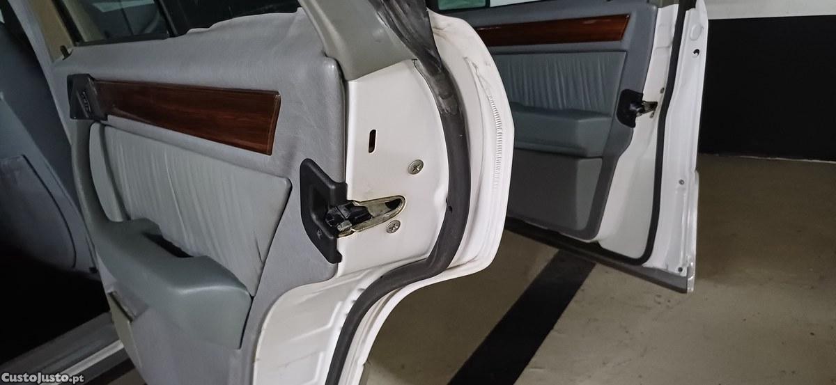 Mercedes-Benz 200 E — fotografia 9