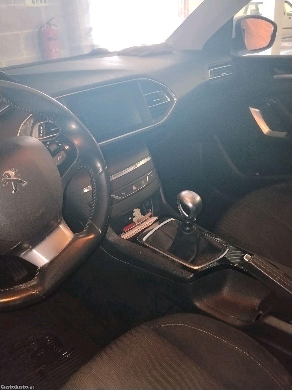 Peugeot 308 1.6 Blue HDI Active — fotografia 2