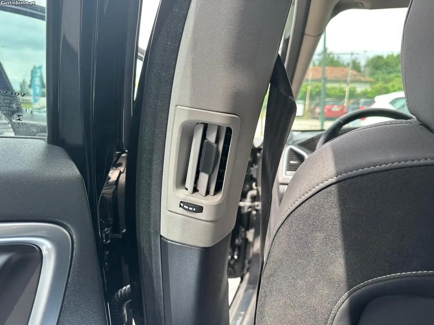 Volvo XC 60 2.0 D4 Momentum — fotografia 9