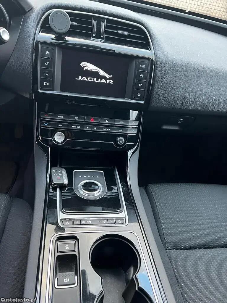 Jaguar XE 2.0 D Prestige — fotografia 14