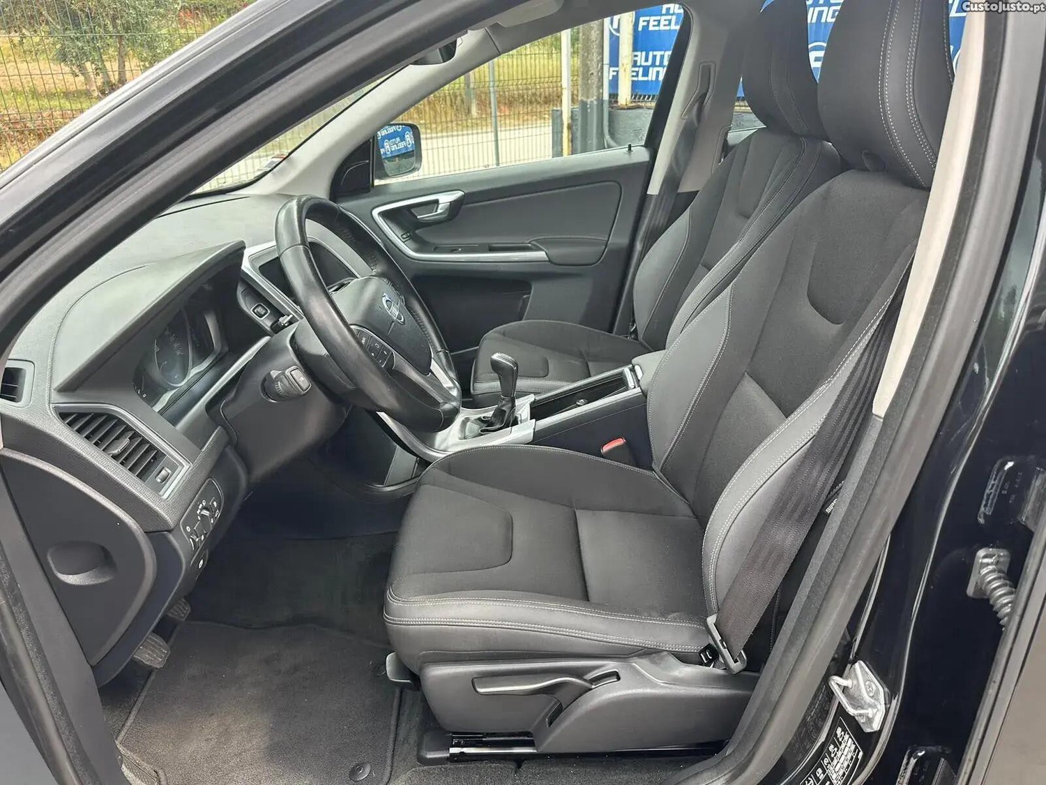 Volvo XC 60 2.0 D4 Momentum — fotografia 23