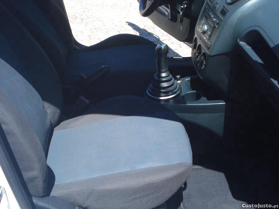 Ford Fiesta 1.4 TDCi — fotografia 4
