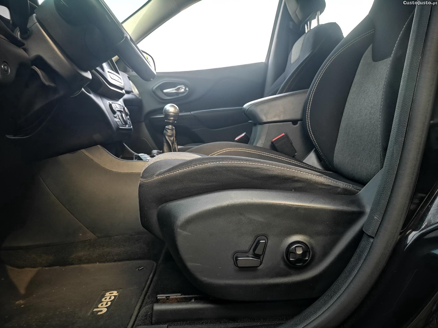 Jeep Cherokee 2.0 MJD LONGITUDE - NACIONAL - C/ GARANTIA - "C/ Gancho de Reboque" — fotografia 5