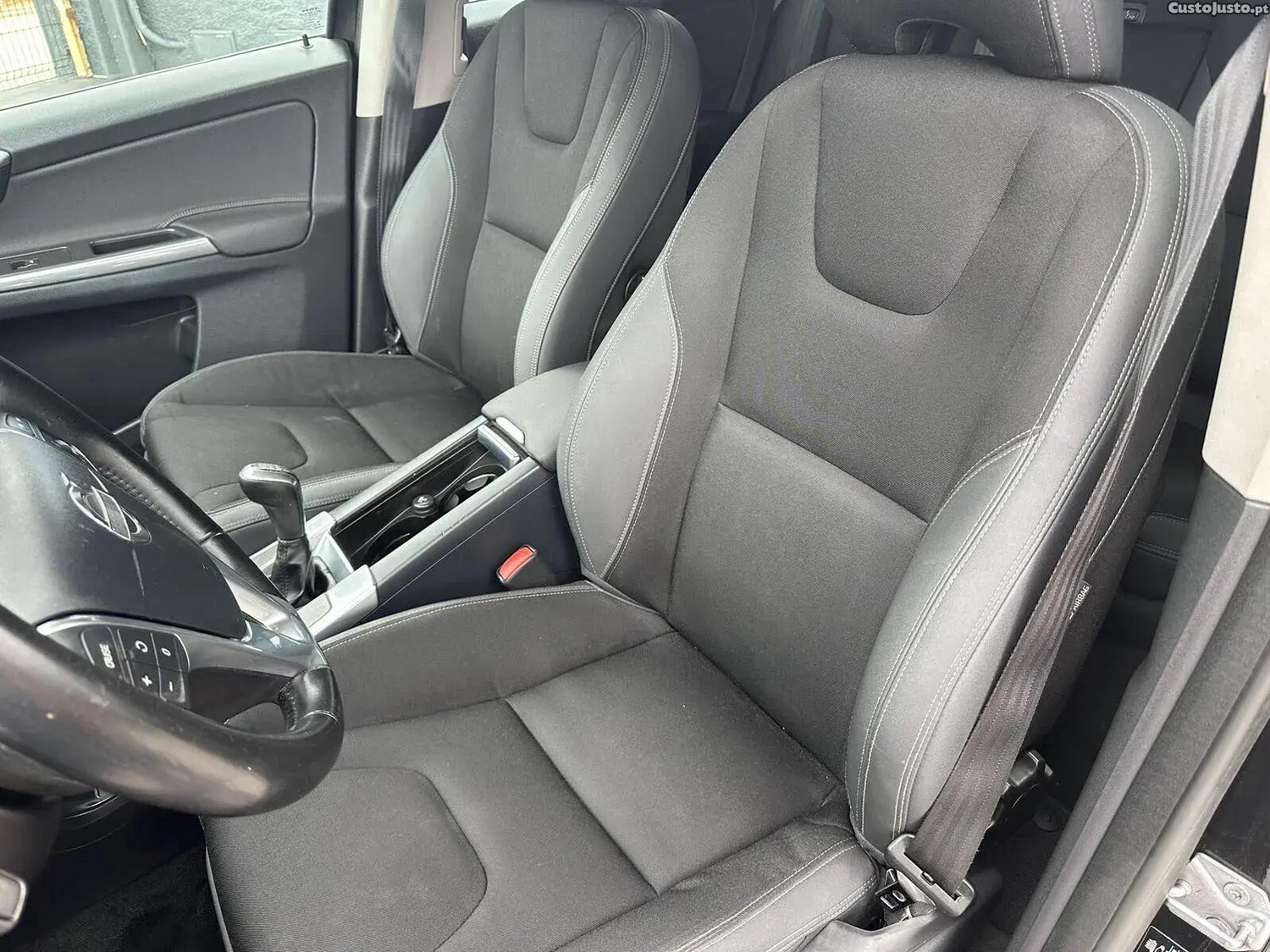 Volvo XC 60 2.0 D4 Momentum — fotografia 22