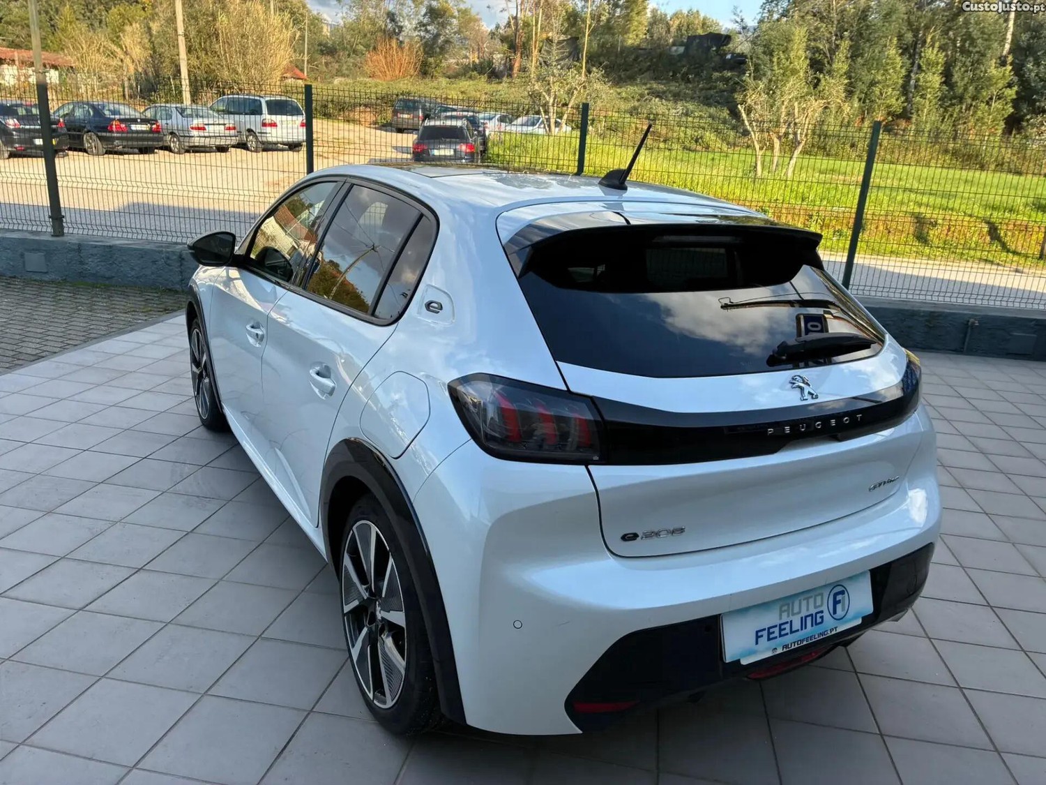 Peugeot e-208 50 kWh GT Line — fotografia 25