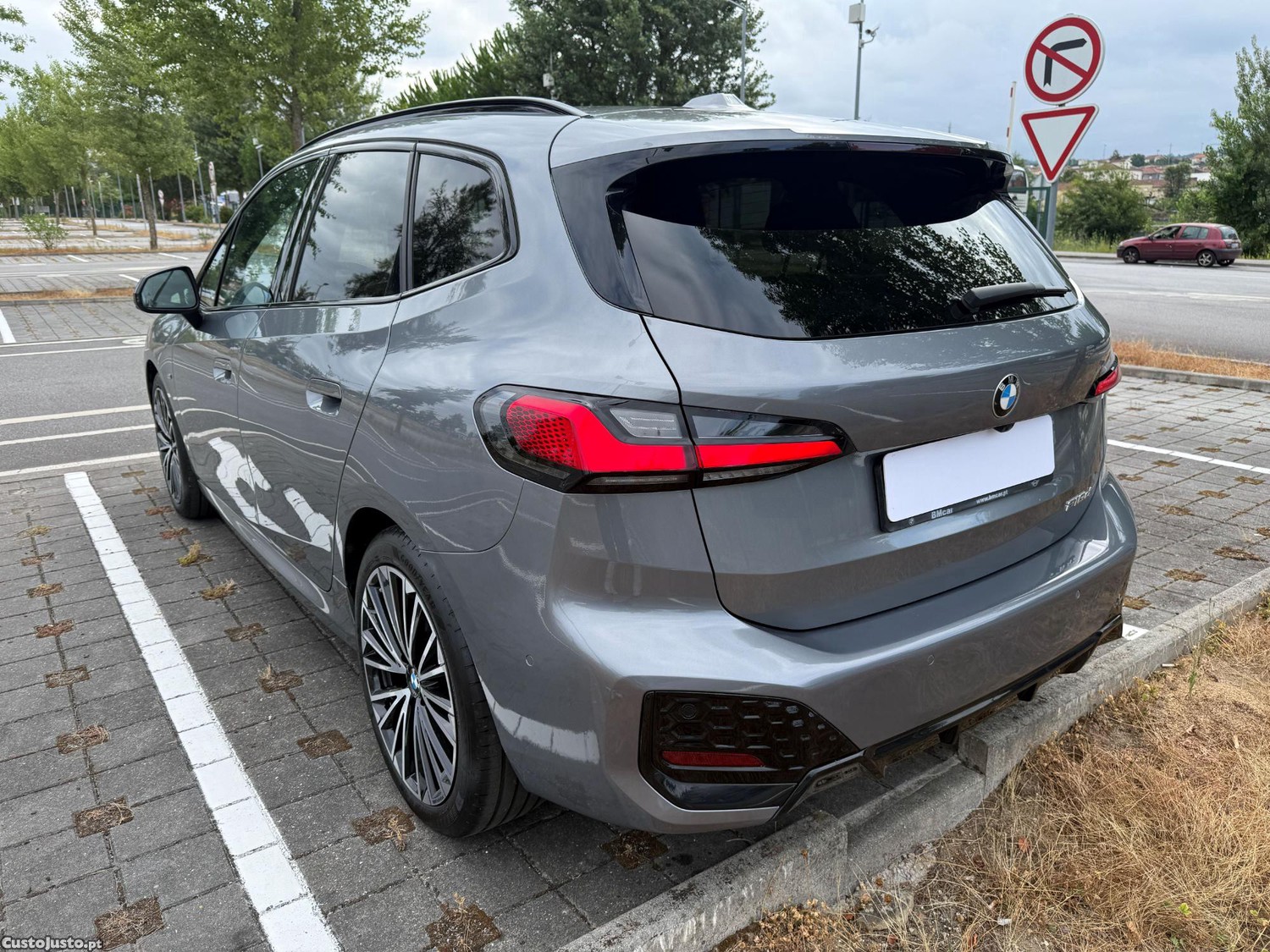 BMW 218 Active Tourer d Pack Desportivo M Auto — fotografia 17