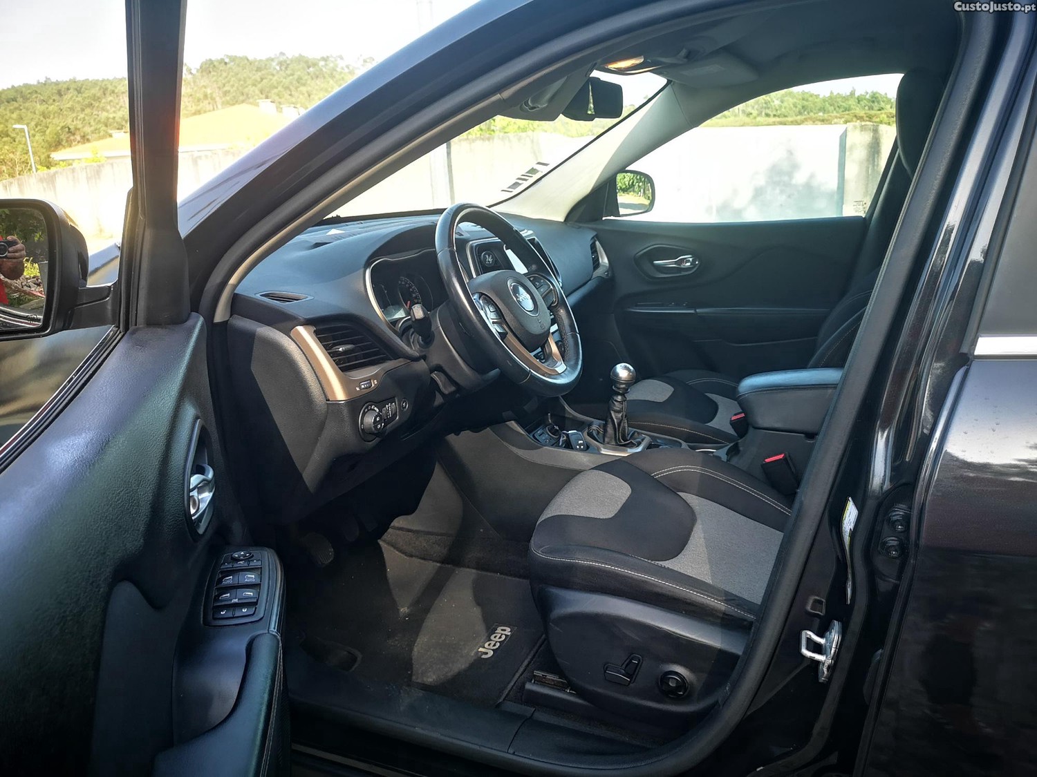Jeep Cherokee 2.0 MJD LONGITUDE - NACIONAL - C/ GARANTIA - "C/ Gancho de Reboque" — fotografia 17