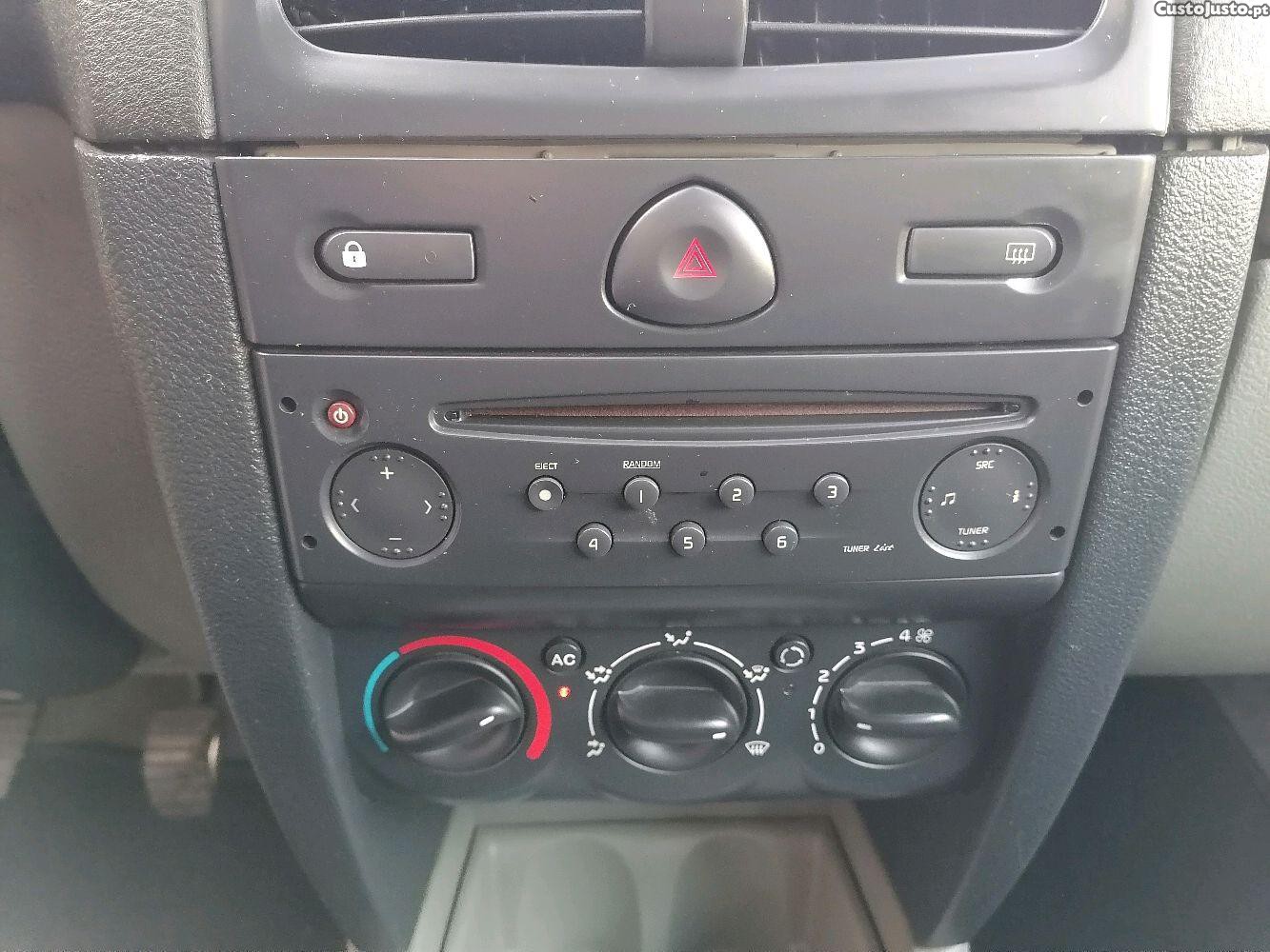 Renault Clio 1.2i Privilege — fotografia 5