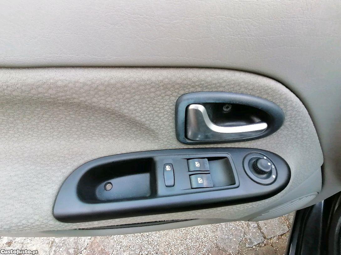 Renault Clio 1.2i Privilege — fotografia 2