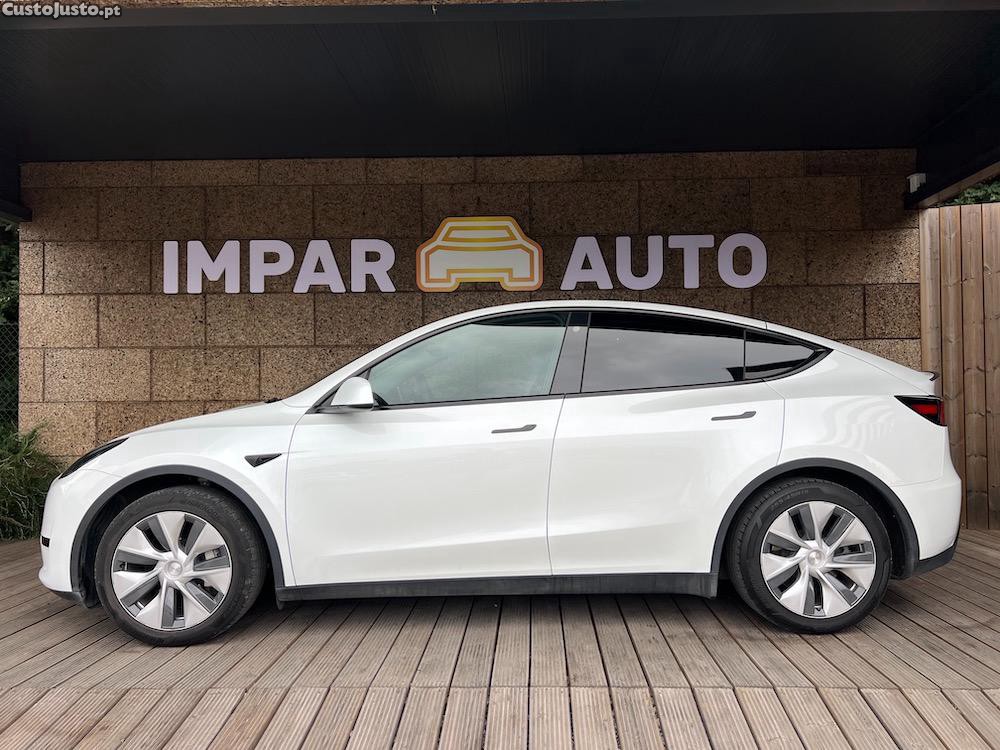 Tesla Model Y RWD 2023 — fotografia 11