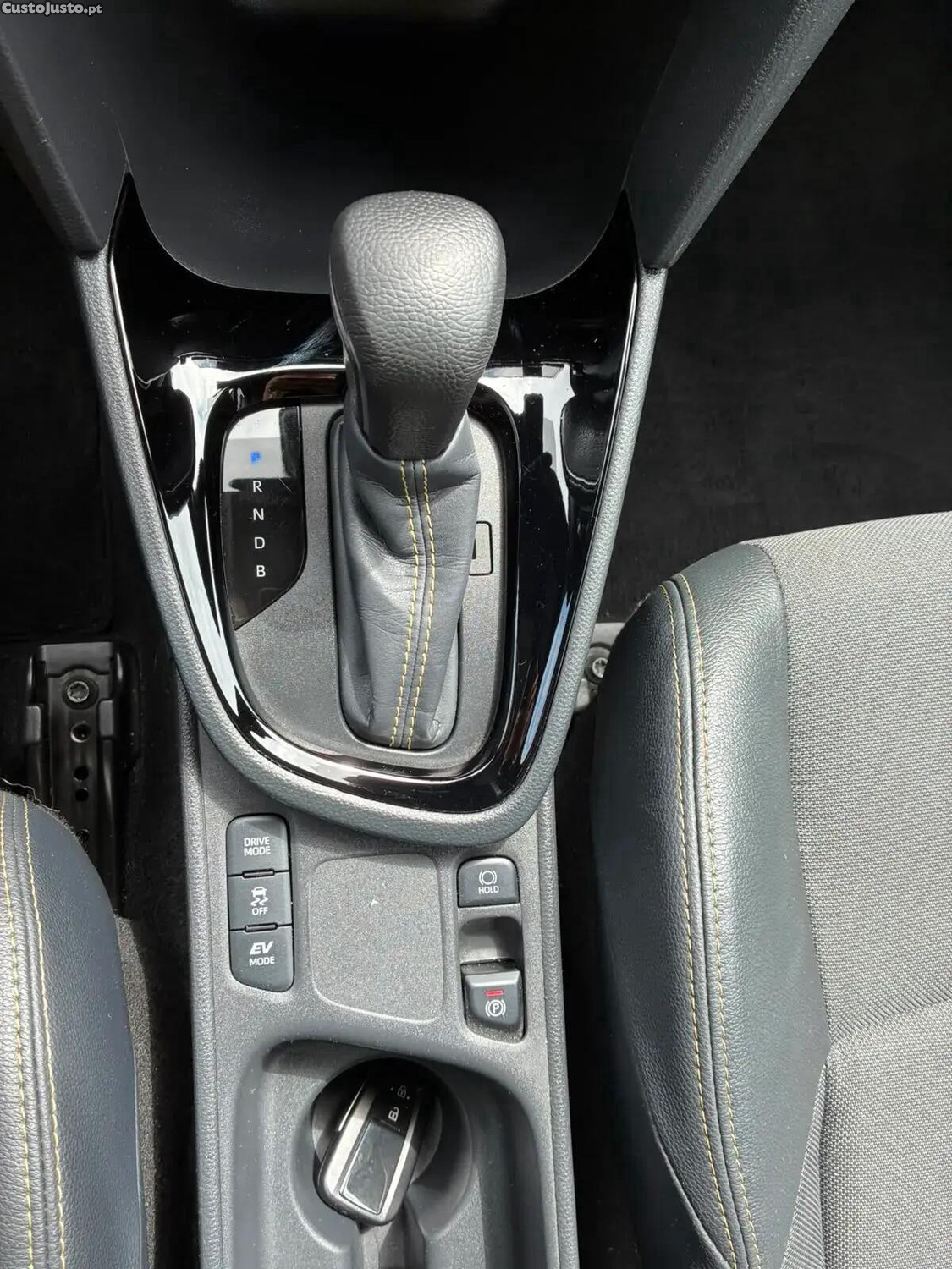 Toyota Yaris 1.5 HDF Luxury — fotografia 8
