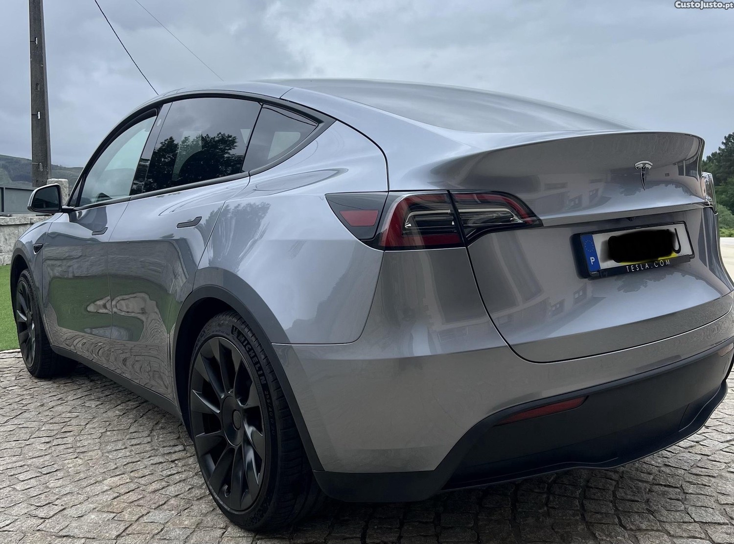 Tesla Model Y Long Range 2024 — fotografia 8