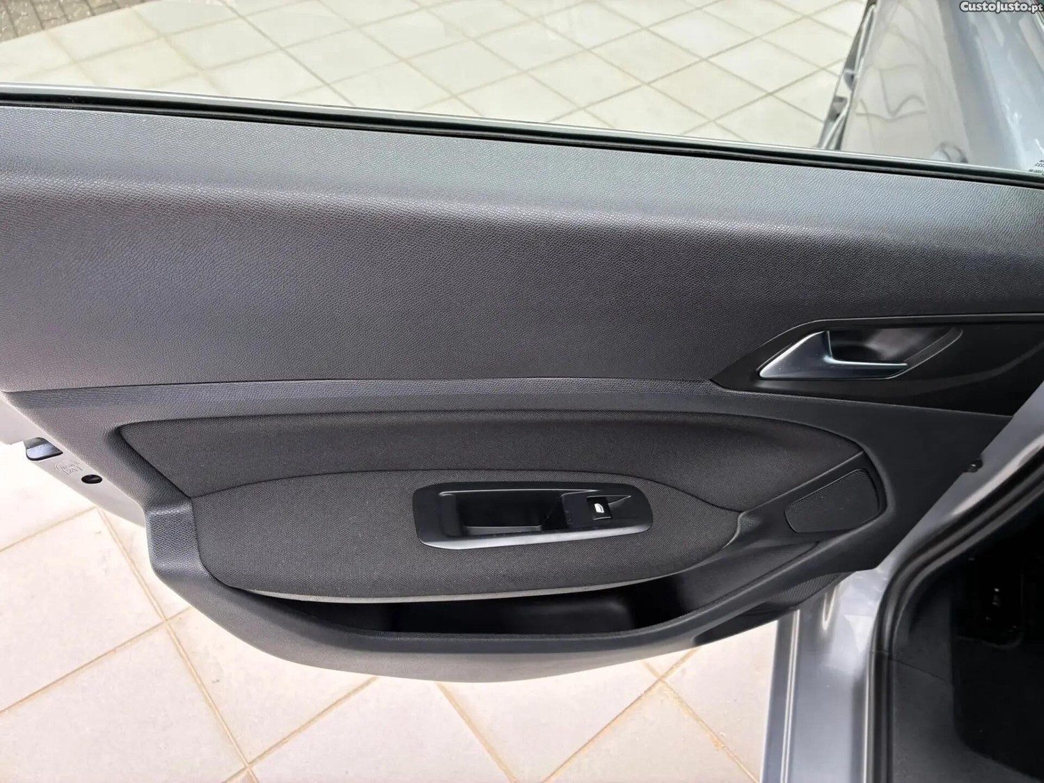 Peugeot 308 1.6 BlueHDi Allure J17 — fotografia 4