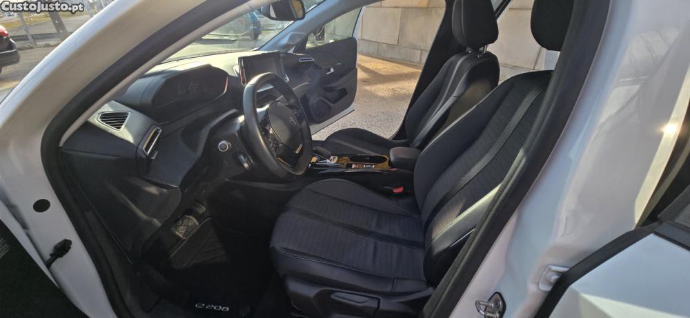 Peugeot e-208 50 kWh Allure Pack N — fotografia 14