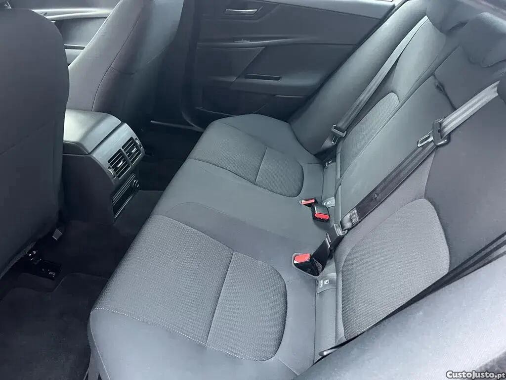Jaguar XE 2.0 D Prestige — fotografia 3