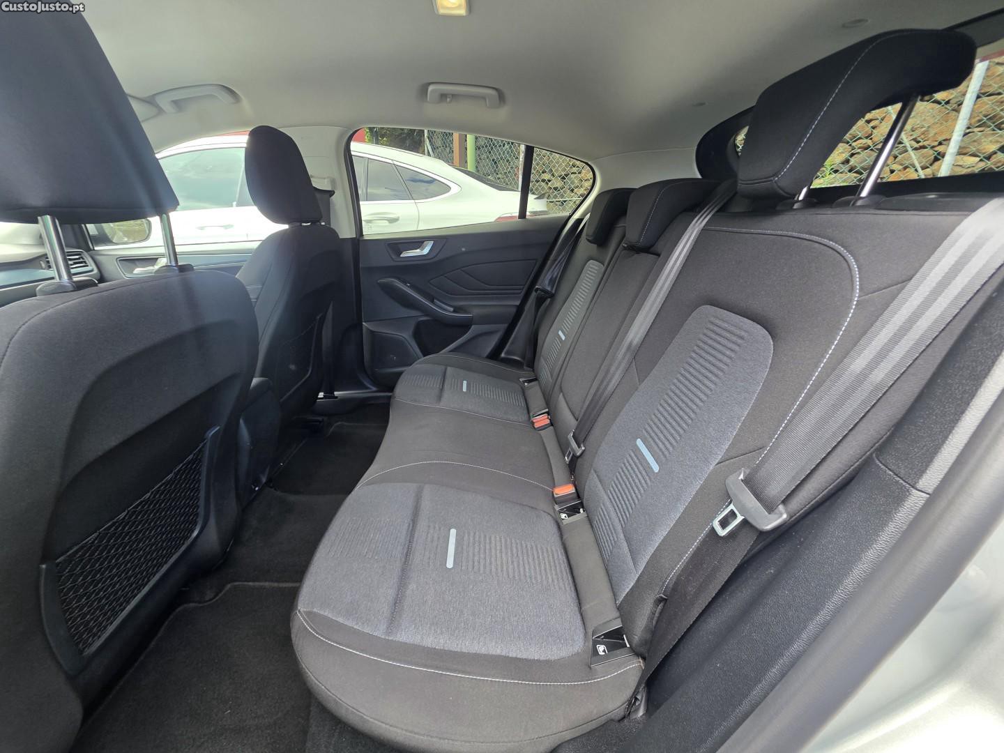 Ford Focus 1.0 EcoBoost MHEV Active X — fotografia 26